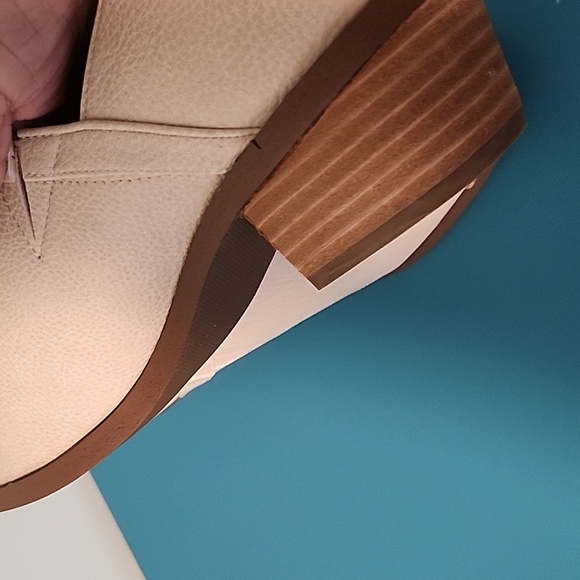 Yellowbox Laynee (cream color) slip on low box heels NWOTs size 8 - Picture 6 of 9